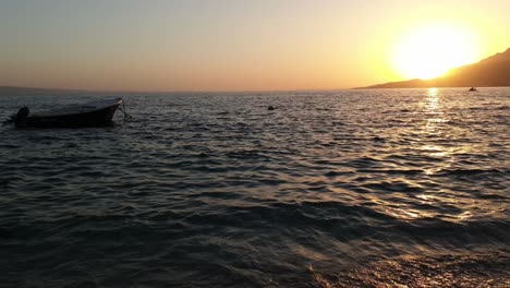 Ein-Kleines-Schiff,-Das-Im-Sonnenuntergang-Vor-Anker-Liegt