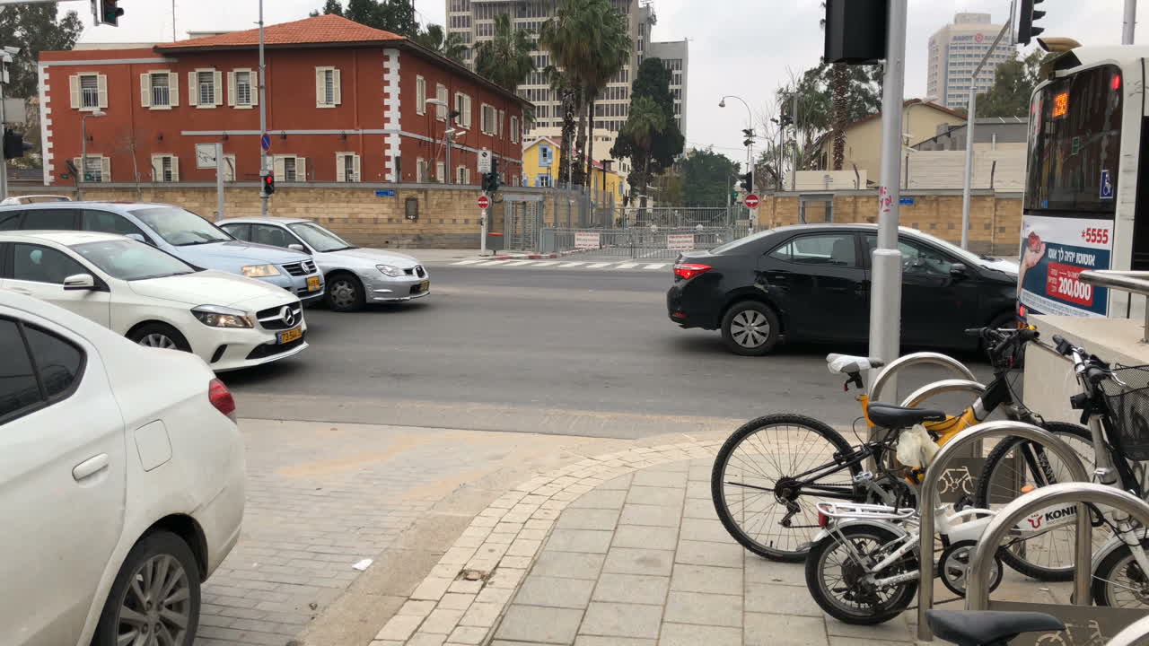 타워 를 가진 도시 거리 장면