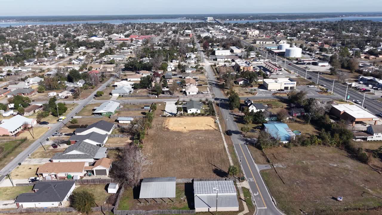 Luftaufnahme im Orbit einer Stadtgegend mit Häusern und einem neuen freien Grundstück in einem dicht besiedelten Wohngebiet, Panama City, Florida, USA