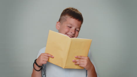 niño pequeño leyendo un libro de cuentos de hadas divertido e interesante, pasatiempo, educación, aprendizaje