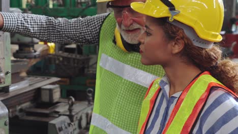 grupo de trabajadores de la fábrica que utilizan equipos de máquinas en el taller de la fábrica