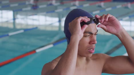 Schwimmer-Setzt-Seine-Schwimmbrille-Auf