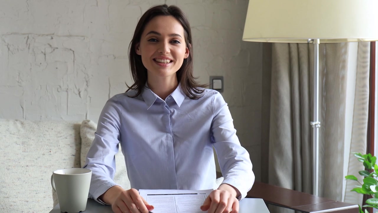 Mladá žena mluvící a gestikulující během videohovoru