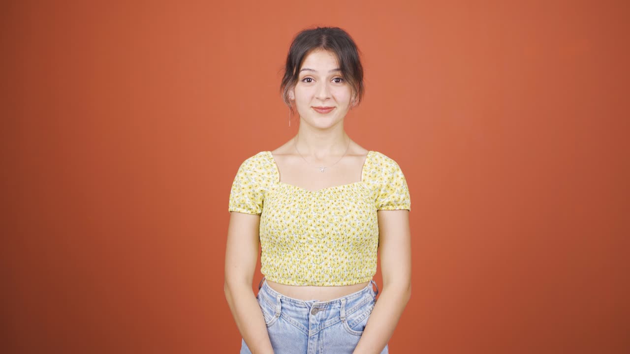 젊은 여성이 놀라서 카메라를 쳐다보고 있습니다.