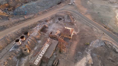 movimiento de cámara de drones cinematográficos sobre mina abandonada en broken hill, nueva gales del sur (australia)