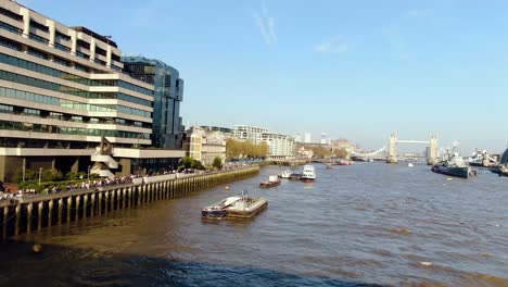 toma panorámica del yate en el famoso puente de la ciudad de londres.