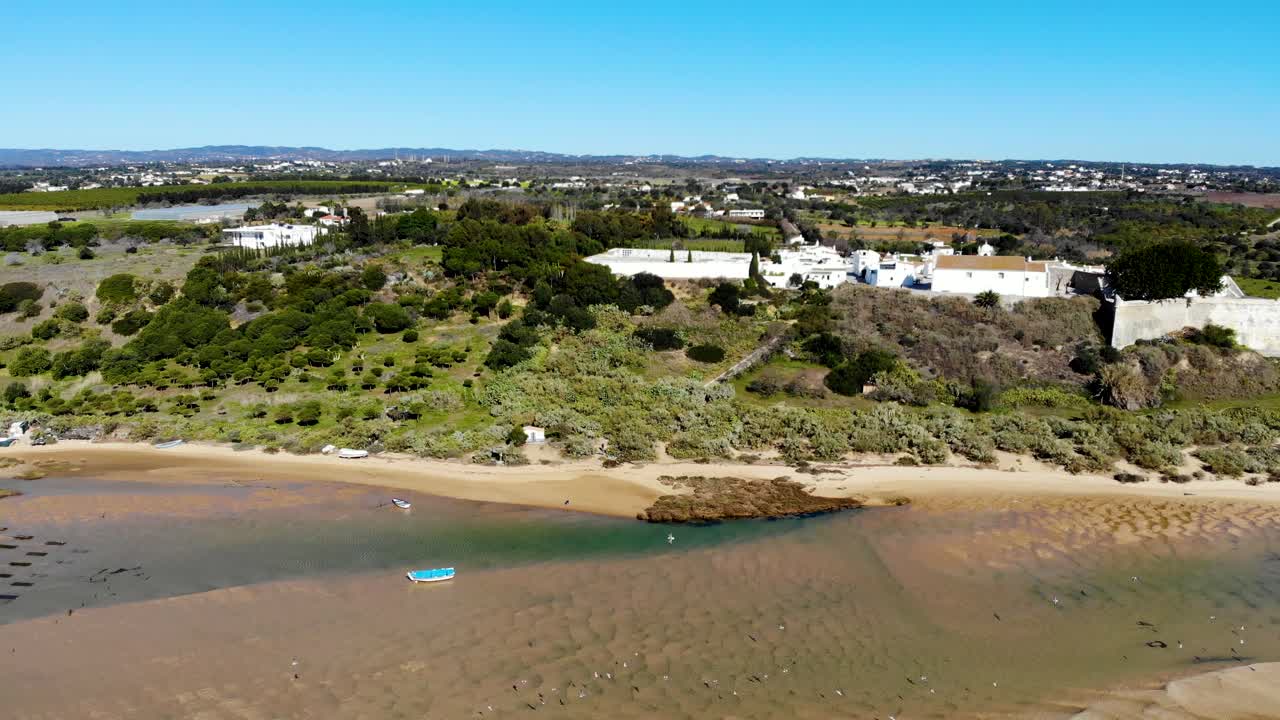 Luftaufnahme des malerischen portugiesischen Dorfes Cacela Velha an der Algarve.