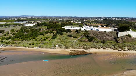 vista aérea de la pintoresca aldea portuguesa de cacela velha en el algarve
