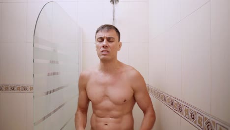 hombre tomando una ducha.