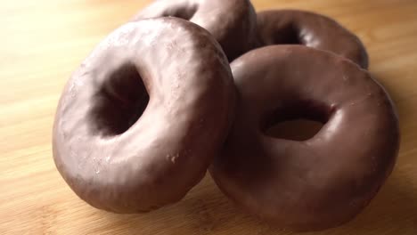 Makroaufnahme-Eines-Schokoladendonuts