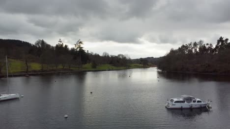 Caí-En-El-Parque-De-La-Orilla-Del-Lago-Con-Impresionantes-Vistas-A-La-Montaña