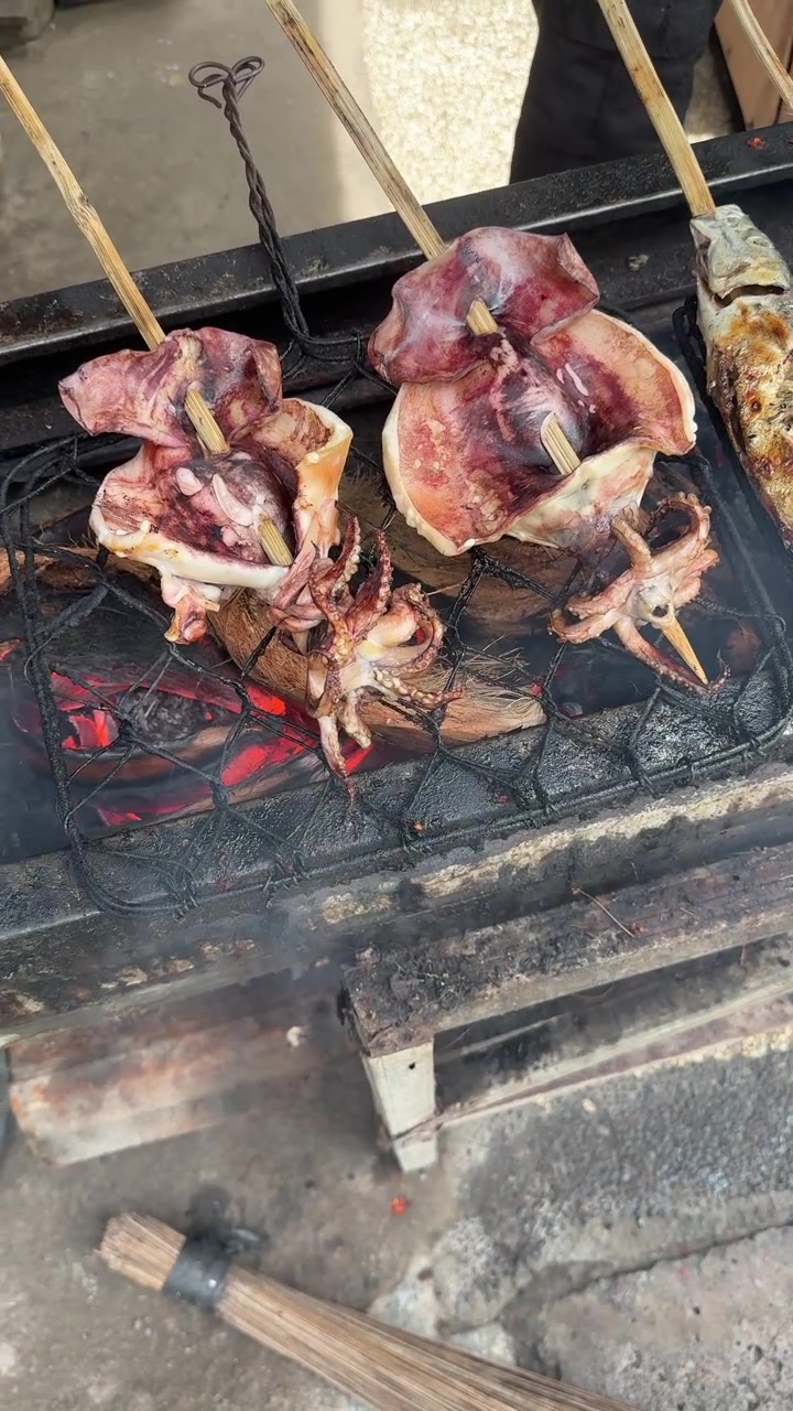 Cumi Segar Dipanggang di Tusuk Sate di Atas Bara Api Panas