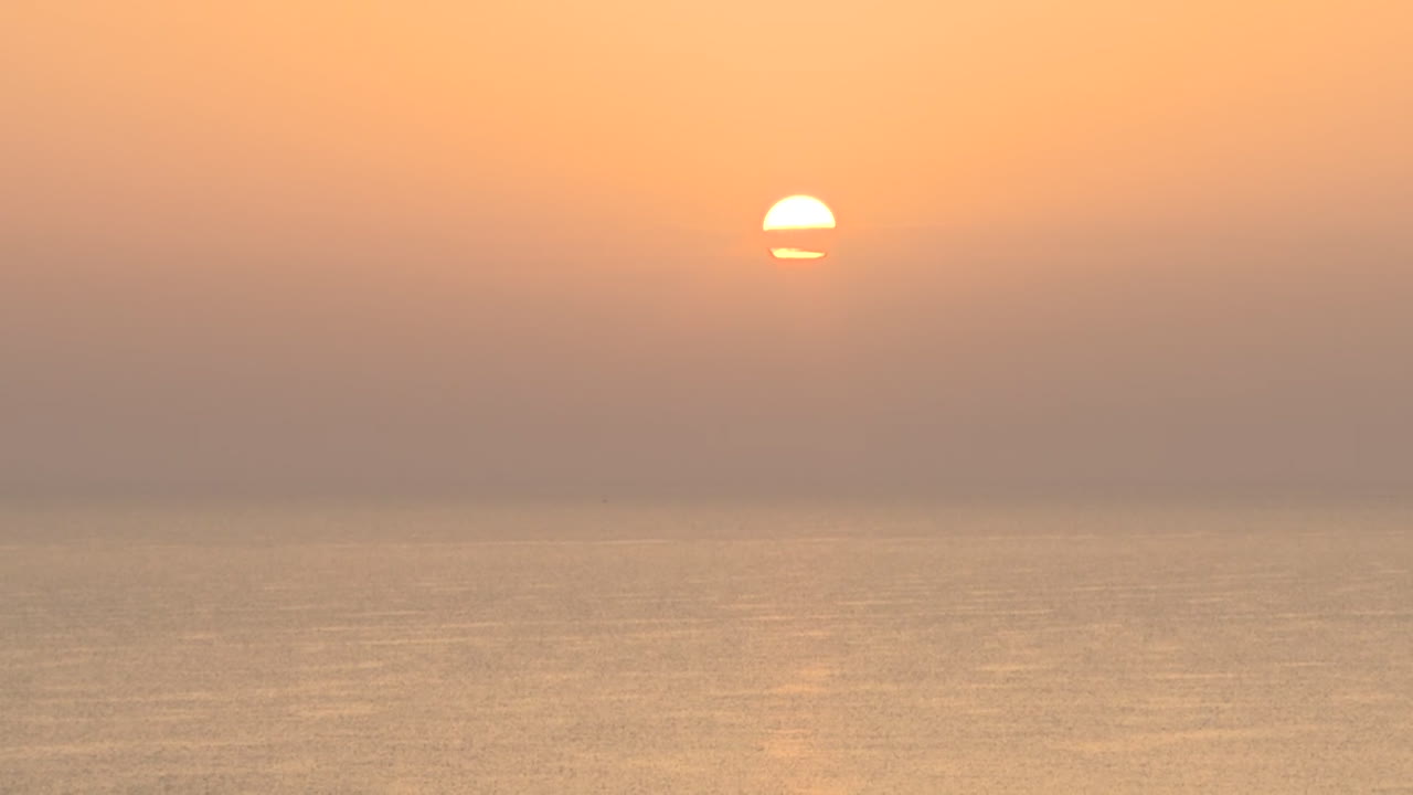 바다 위에 해가 지는 것