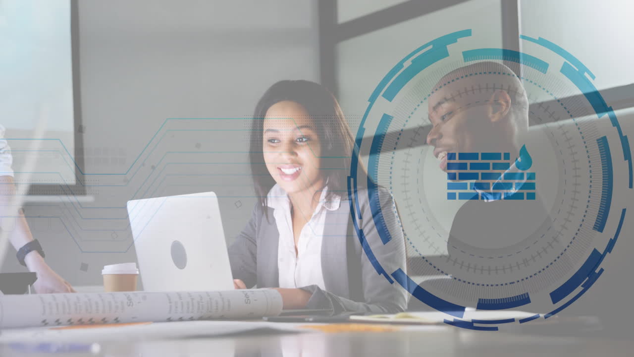 Colaborando en un portátil, profesionales de negocios discutiendo seguridad digital en la oficina.