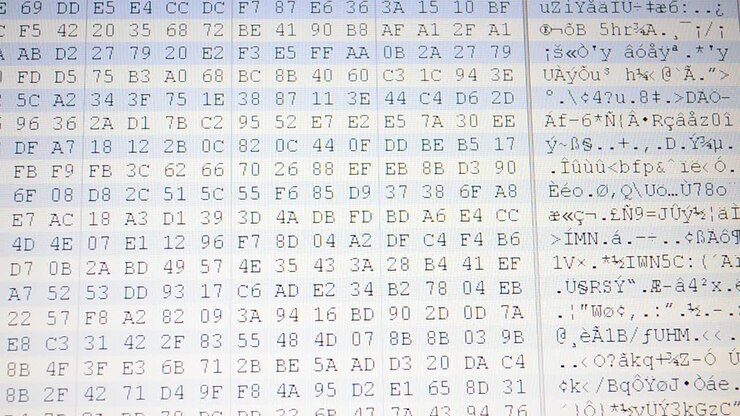 Tabla binaria. Código de programa hexadecimal en pantalla. Fondo animado de números de código binario en movimiento.