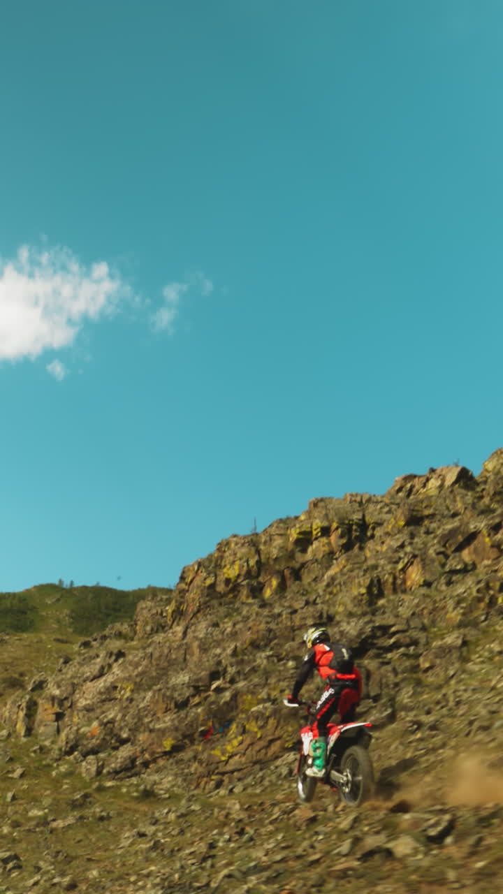 el motociclista navega por pendientes desafiantes. el corredor muestra determinación empujando los límites de la máquina y el hombre en la búsqueda del dominio del motocross entre el terreno montañoso