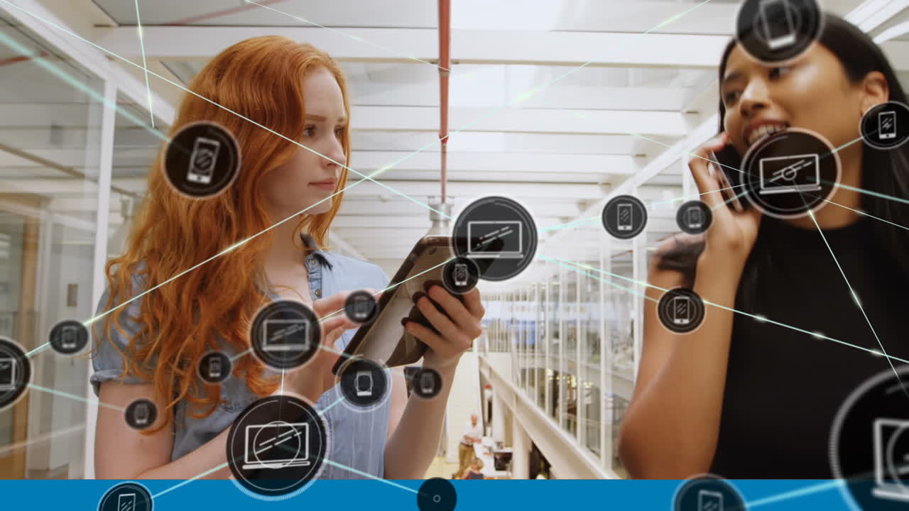 스마트 폰을 사용하는 사업가 여성에 대한 아이콘과 연결 네트워크의 애니메이션