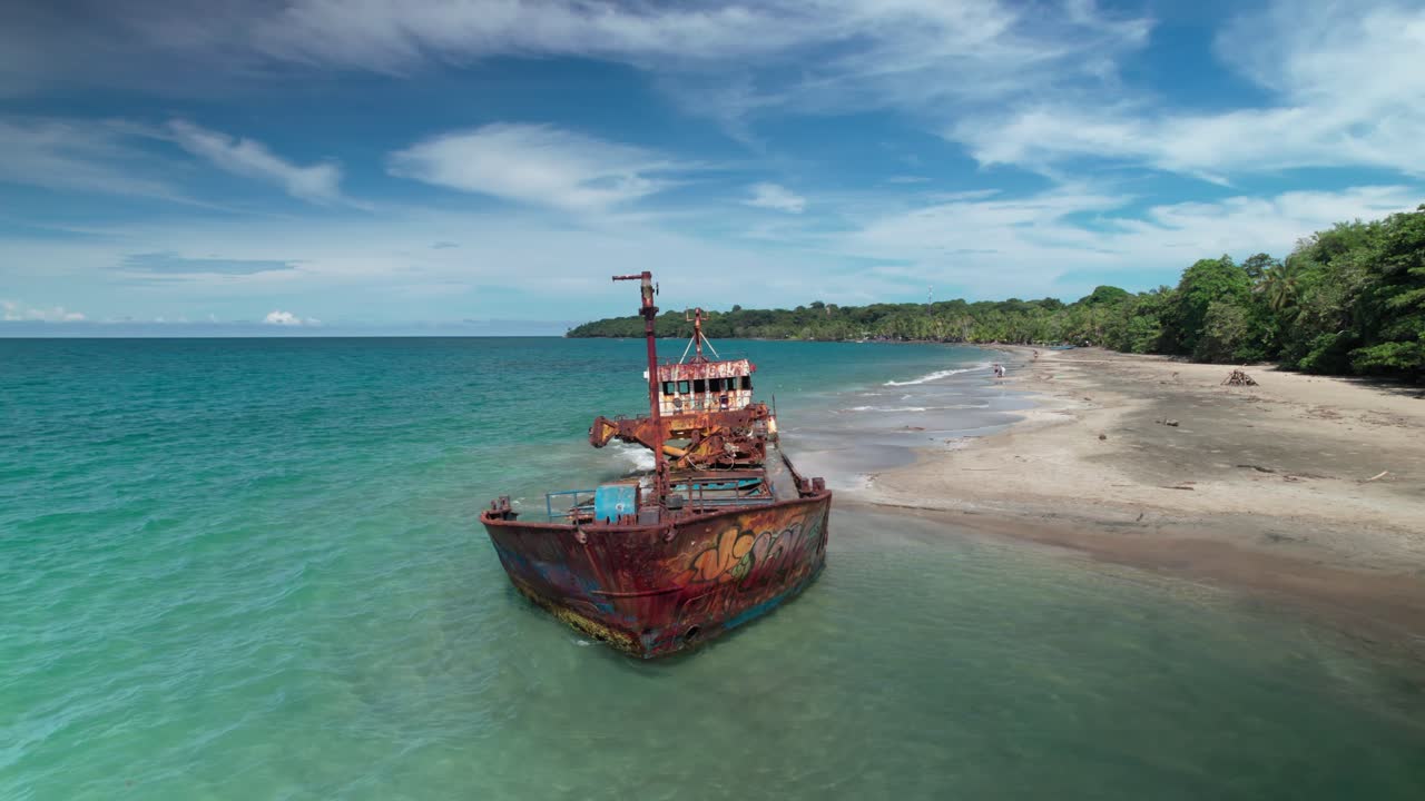 The ship ran aground on the coast of Manzanillo, Costa Rica