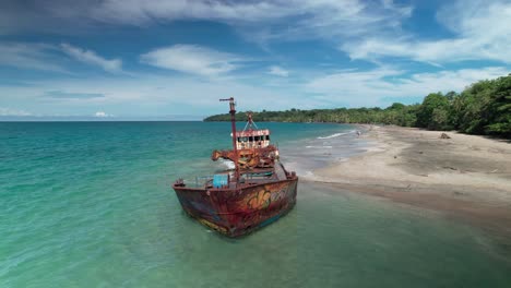 the ship ran aground on the coast of manzanillo, costa rica