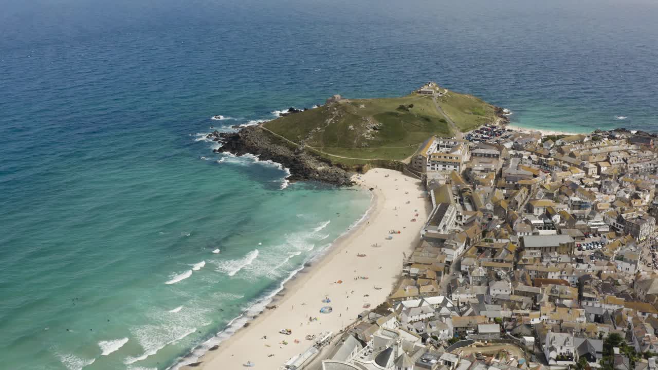 panorama aéreo de la playa y ciudad de destino de viaje de st ives en la costa de cornwall, inglaterra, reino unido