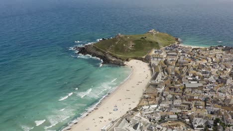 Panorama-Aéreo-De-La-Playa-Y-La-Ciudad-De-Destino-De-Viaje-De-St-Ives-En-La-Costa-De-Cornwall,-Inglaterra,-Reino-Unido