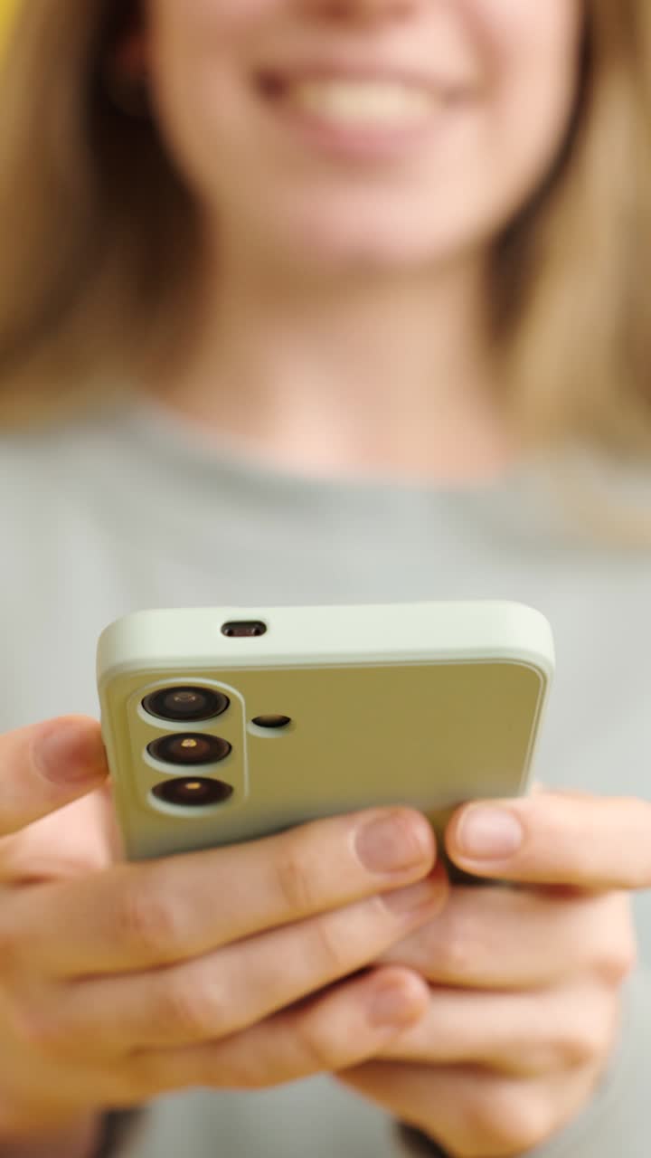 mujer sonriendo y usando teléfono móvil