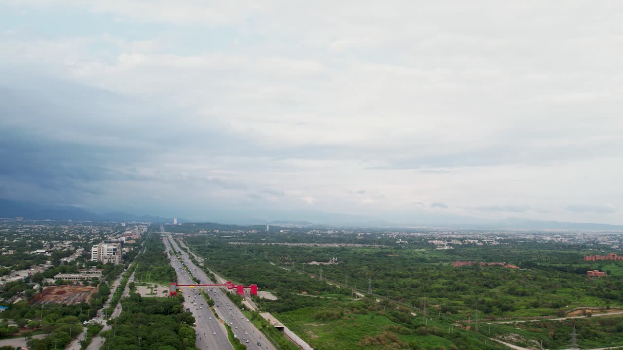 красивый воздушный вид шринагарского шоссе в исламабаде, столице пакистана, с зеленью с правой стороны и городом слева