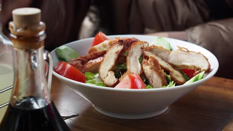 ensalada de pollo frito