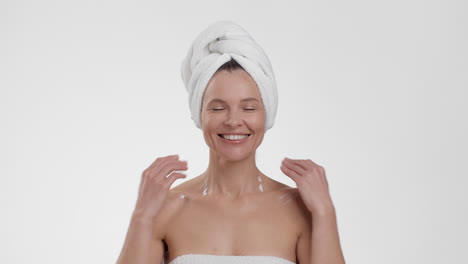 mujer aplicando crema facial