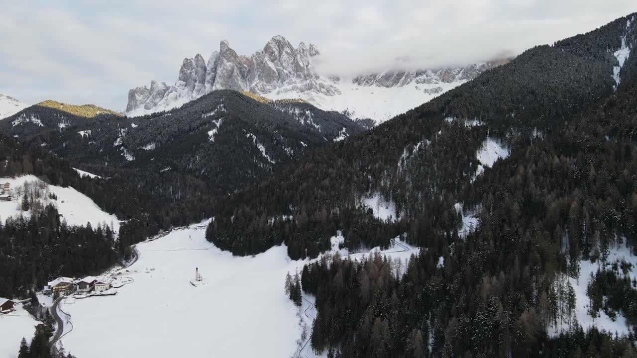 drone cinematográfico al atardecer filmado en los dolomitas, st