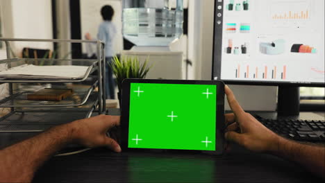 el administrador de pov usa una tableta con pantalla verde