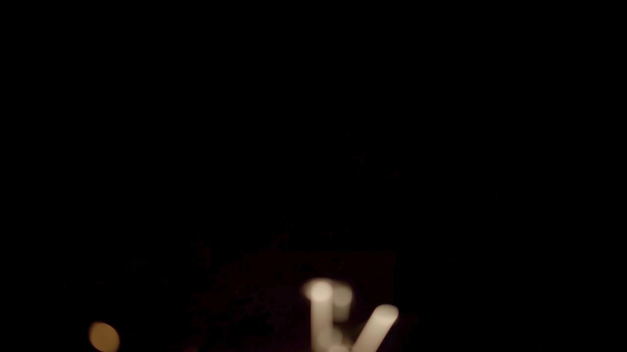 chispa de fuego aislada en el terraplén de dlack