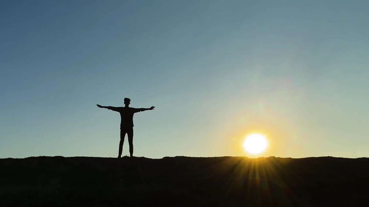 silueta, joven, hacer, salto, jacks, ejercicio, en, ocaso