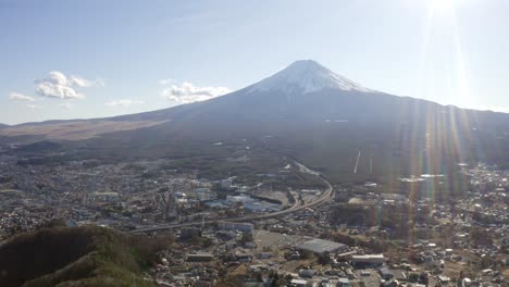 Japanisches-Dorf-Neben-Einem-Vulkan-An-Einem-Sonnigen-Tag,-Aufgenommen-Mit-Einer-Drohne