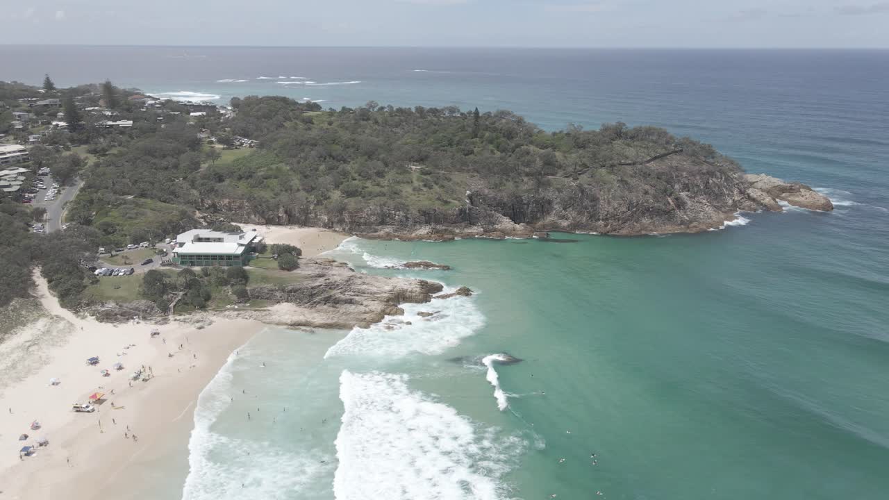 turistas tomando el sol y nadando en la playa principal junto a la playa de south gorge en point lookout - vacaciones de verano - queensland, australia
