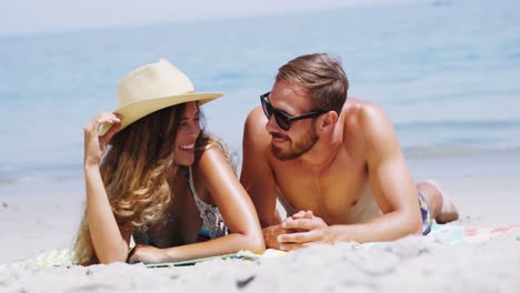 pareja romántica acostada en la playa