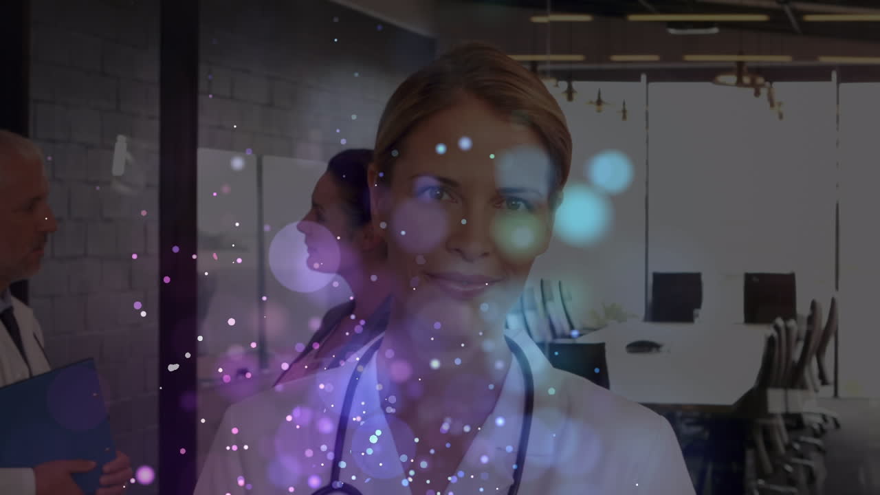 animación de manchas de luz sobre la doctora caucásica sonriendo