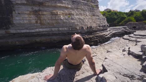 Sentado-En-Las-Rocas-En-La-Bahía-Del-Mar.