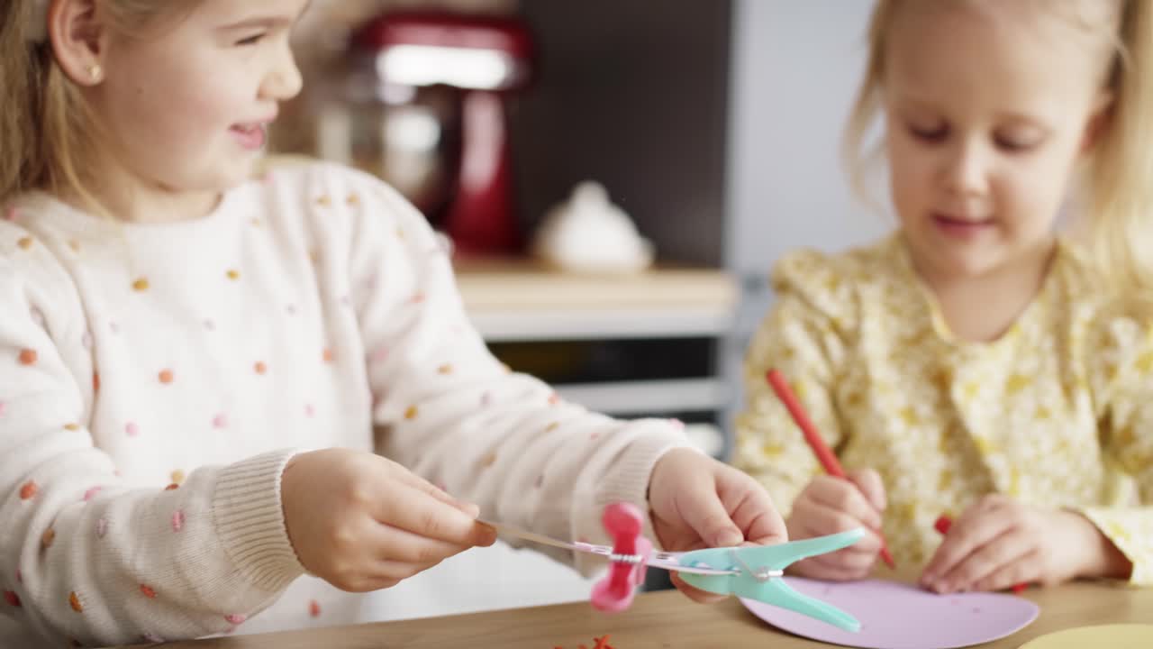 video de dos niñas preparando decoraciones para la pascua