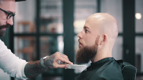 el único barbero en el que confía con su barba