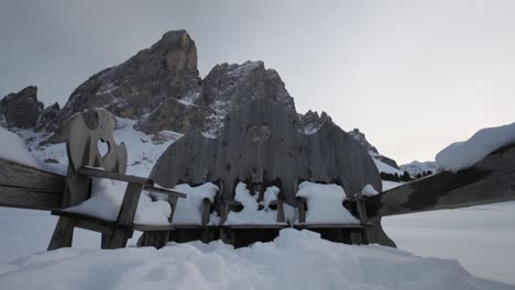 Sillas-De-Madera-Tallada-Cubiertas-De-Nieve-En-Las-Cabañas-Cerca-De-La-Caminata-De-Montaña-Sass-De-Putia-En-Tirol-Del-Sur,-Italia