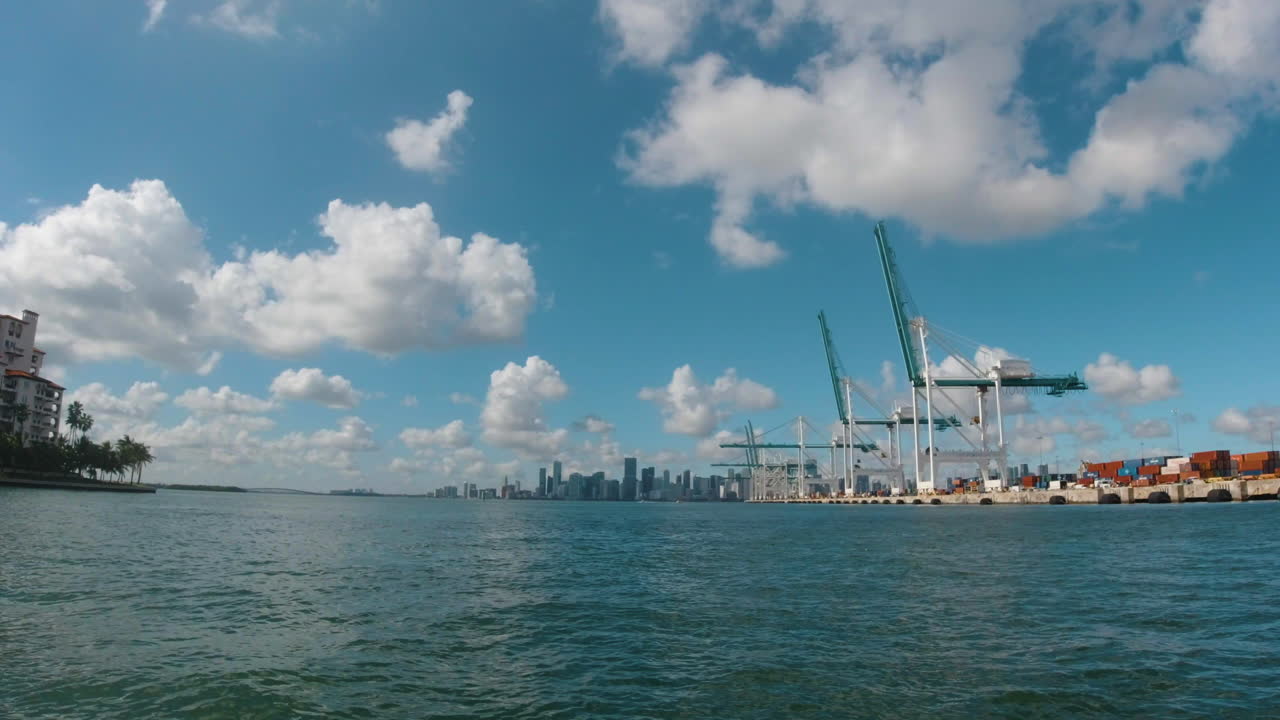perspectiva en barco de la bahía de biscayne, miami, florida.