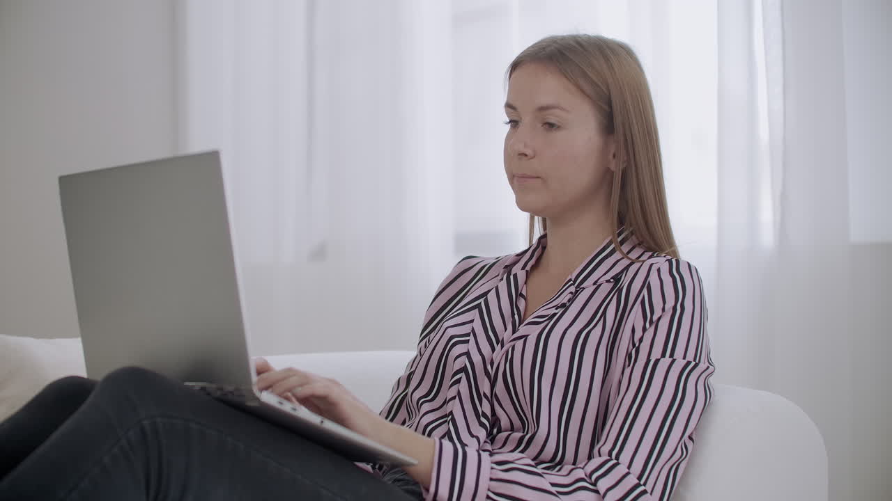 mujer joven está navegando por internet con un portátil con wifi en casa descansando y trabajando los fines de semana buscando información en internet