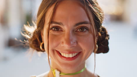 feliz mujer joven sonriendo mirando lejos soñando descansando buenas noticias sentirse satisfecho en la calle de la ciudad