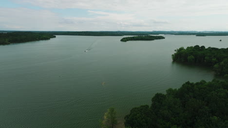 percy priest lake en el parque estatal long hunter en tennessee, sureste de los estados unidos