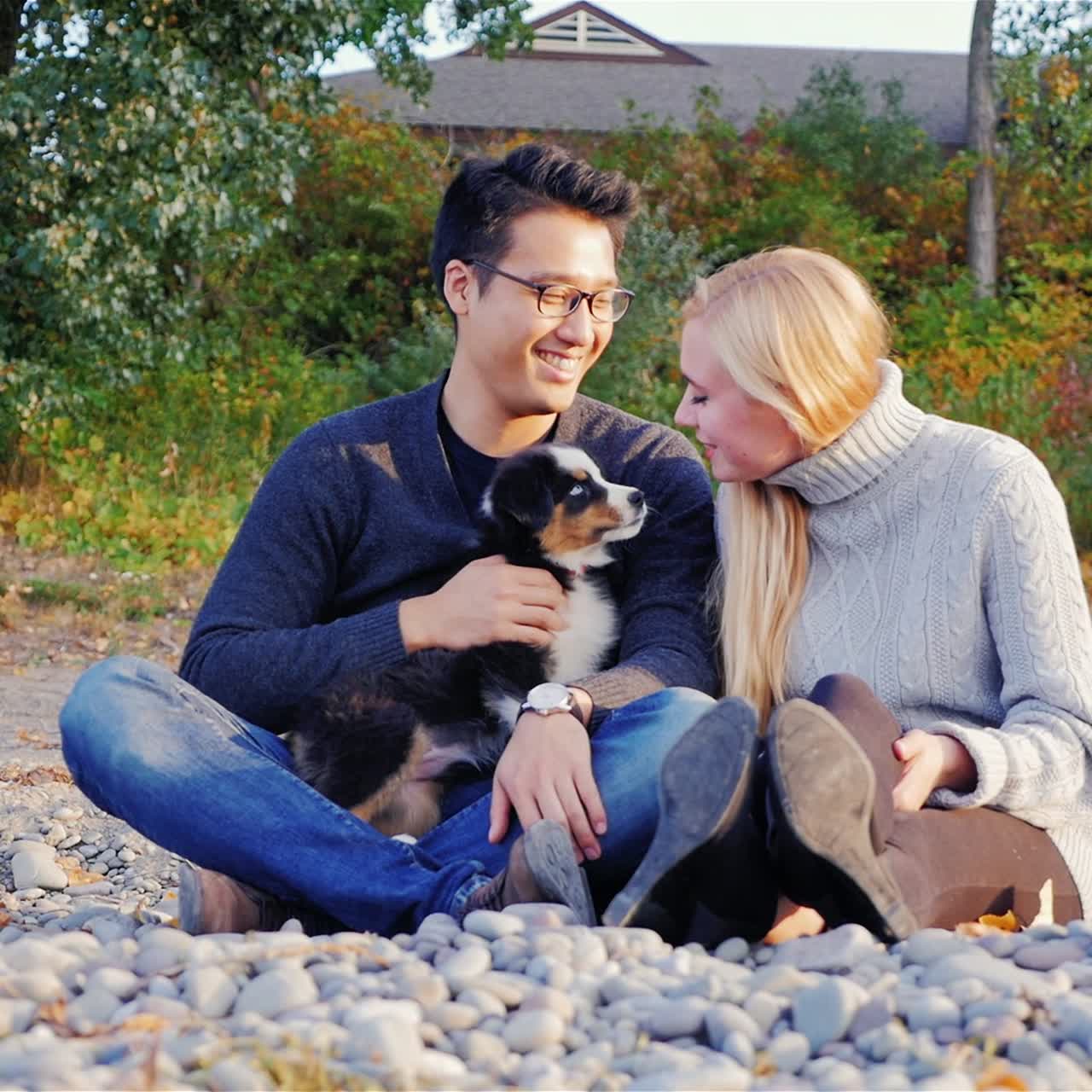 개를 산책시키는 젊은 부부 1