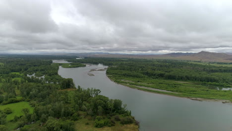 Fluss-Unter-Stürmischem-Himmel