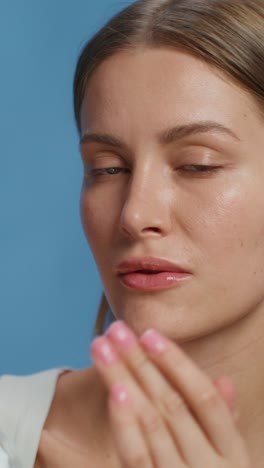 mujer aplicando crema facial