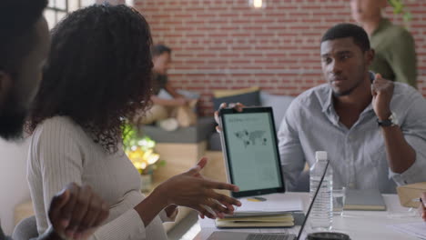 Gente-De-Negocios-Afroamericana-Reuniéndose-Con-El-Líder-Del-Equipo-De-Lluvia-De-Ideas,-Hombre-Compartiendo-Ideas-Para-Un-Proyecto-De-Inicio-Creativo-Que-Presenta-La-Estrategia-Usando-Tabletas,-Colegas-De-Capacitación-En-La-Presentación-De-La-Oficina.