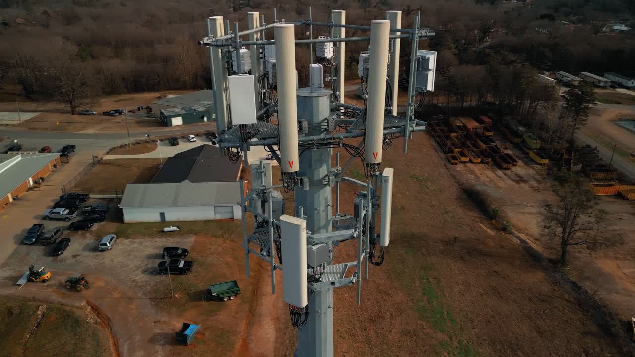 impresionante toma aérea girando alrededor de la torre de teléfonos celulares